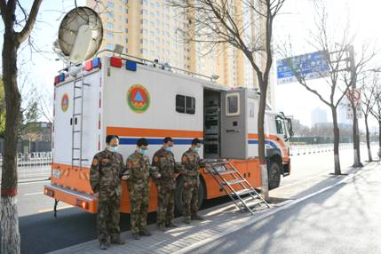 山西省人防辦信息保障中心值守人員肅立默哀，向英雄致敬、愿逝者安息